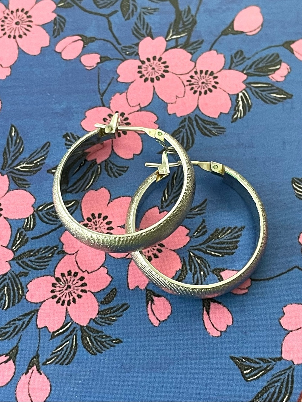 Vintage textured silvertone hoop earrings classic neutral